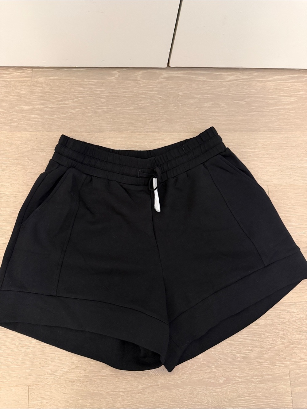 Varley Black Atrium High Rise Short. NWT size large 4.5”